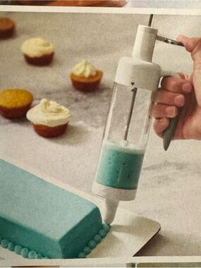 NIB - Pampered Chef - RETIRED - Easy Accent Decorator - Item # 100260